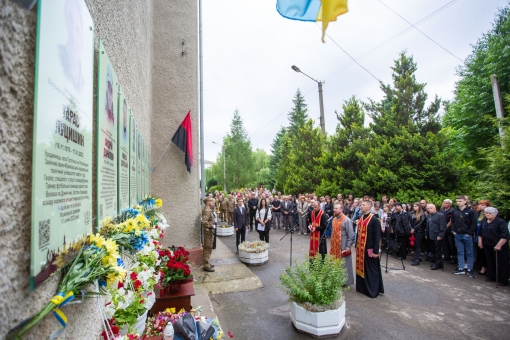 Наш обов'язок - пам'ятати. Коли ви будете проходити повз ці дошки, вони змусять вас задуматися та згадати хлопців, які віддали найцінніше - життя.